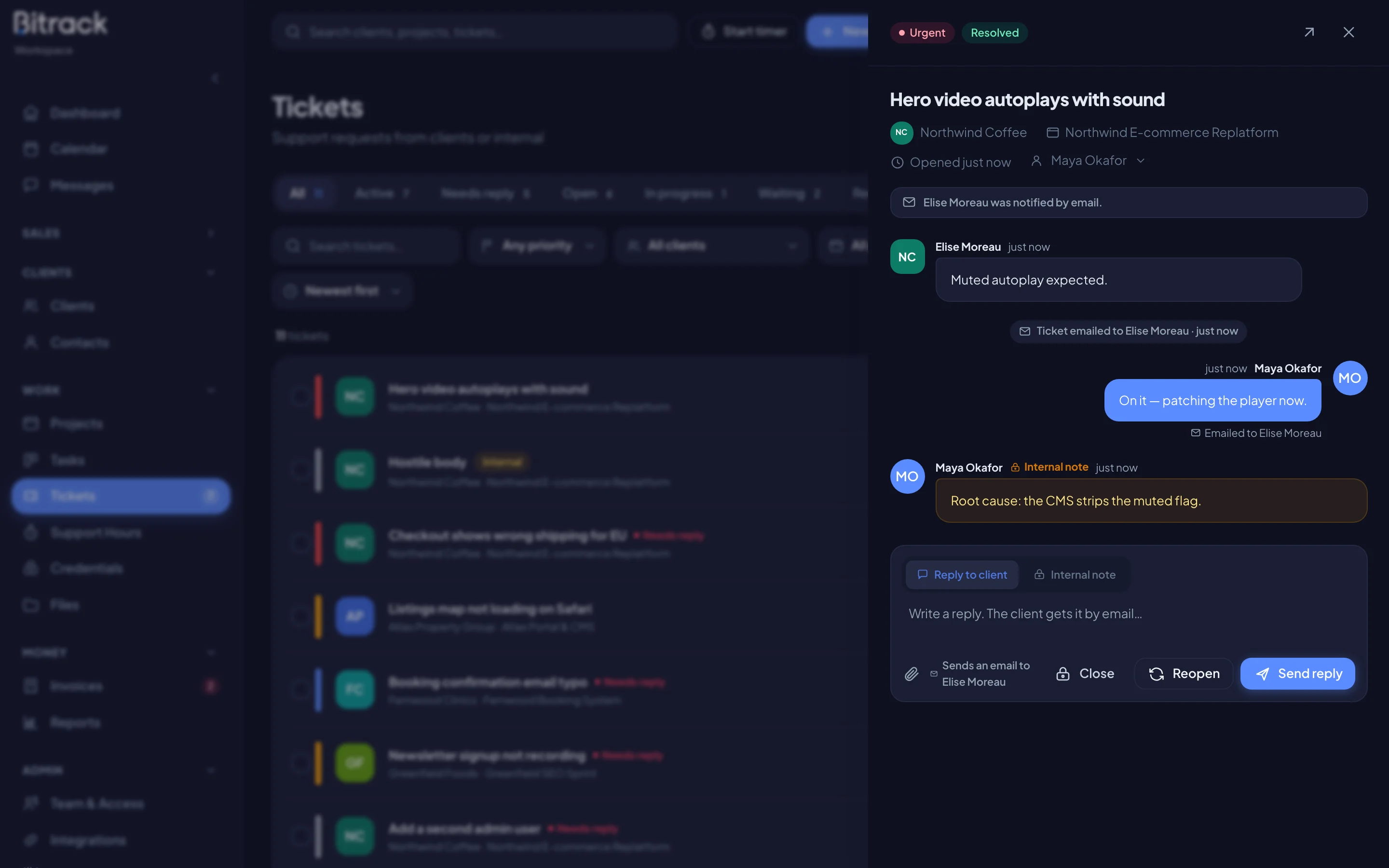 An open ticket with the client thread, an internal note and the reply box (dark mode)