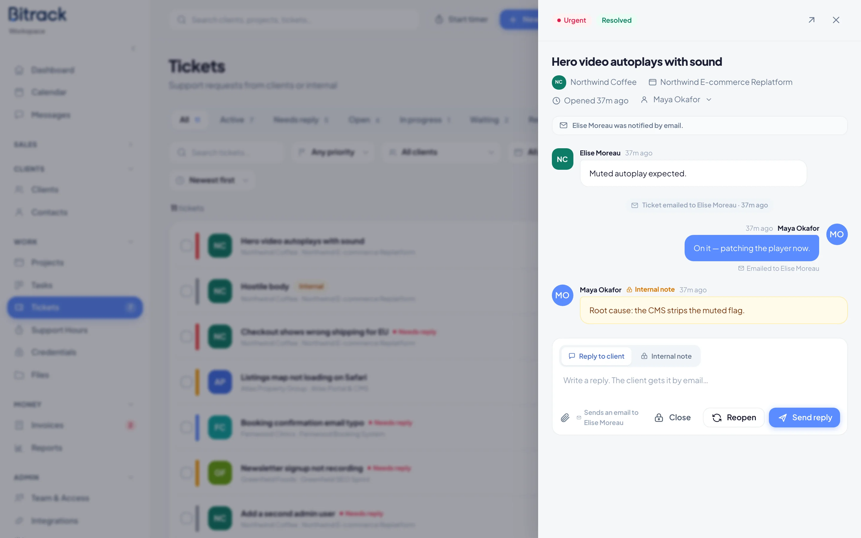 An open ticket with the client thread, an internal note and the reply box